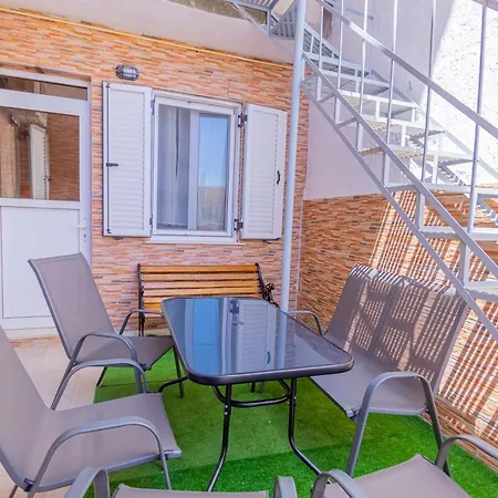 Floras - At The Center Of It Apartment *